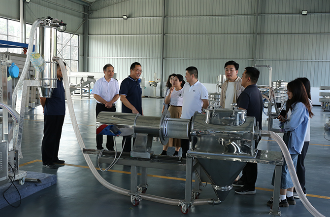 顶端新闻记者 邹皓羽 振动筛分、封头制造、金水电缆、中原农谷，一个个都是新乡市重点产业的响亮名片。 9月21日，“十大战略进行时——数智河南 豫见未来”采访团抵达新乡市，深入了解该市重点产业数智转型的产业布局情况。 振动产业看新乡，精细筛分高服强 “常说新飞冰箱好，以后是新乡筛分好。”在新乡市高服筛分机械有限公司，董事长贺占胥是一名务实者，从1982年创立公司至今，他已经在振动筛分行业深耕了30多年。 振动筛分行业虽是一个小众领域，但在工业生产制造中却发挥着关键作用?！吧阜肿饕凳侵匾纳方谥?，振动筛分设备相当于工业之肾，可以大幅提高生产原材料的品质质量和生产效率。” 贺占胥表示，无论客户提出多细微的筛分要求，我们百分百都能做好! 在贺占胥的带领下，公司专注于精准筛分设备的研发和制造，从概率筛分到准确分级，从无尘筛分过滤到构建智能化筛分系统，解决了在精细筛分领域众多“卡脖子”难题，成功研发出国内首套新型超精细气流筛分机，随着创新突破，还研制出了旋振筛、超声筛等多项新产品，成为精细筛分行业中的领先者，2021年获评国家级专精特新“小巨人”企业。 “从创新驱动的角度来说，我们目前获准有400多项国家专利。”高服筛分机械有限公司研发部副总王跃河表示，公司创新紧贴市场需求，在精细筛分领域做到了设备品种最全，用户最广?！懊磕晖度氲目蒲芯颜枷凼杖氲?%-7%?！?据了解，新乡县现有振动设备生产企业334家，配套生产企业110余家，形成了完整的上下游产业链，全国振动机械总产量60%来自新乡。2022年，新乡县的振动产业占全国市场80%。2023年4月，新乡县被中国重型机械工业协会授予“振动之都”称号。 来源：顶端新闻