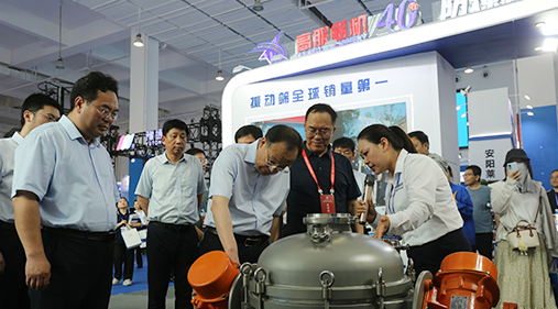 中原农谷第二届振动机械产业博览会盛大开幕，新乡市长魏建平亲临高服展区指导工作