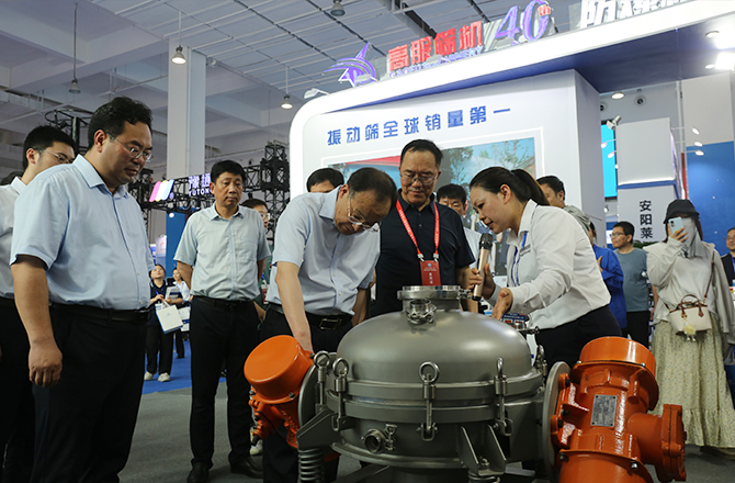 中原农谷第二届振动机械产业博览会盛大开幕，新乡市长魏建平亲临高服展区指导工作