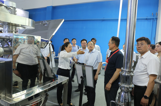 中原农谷第二届振动机械产业博览会盛大开幕，新乡市长魏建平亲临高服展区指导工作