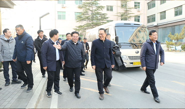 热烈欢迎新乡学院领导团深入高服公司调研，共绘校企合作蓝图